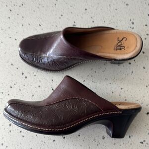 Sofft Women's Size 8.5 Brown Leather Clogs Mules Floral Tooled Slip On Shoes EUC